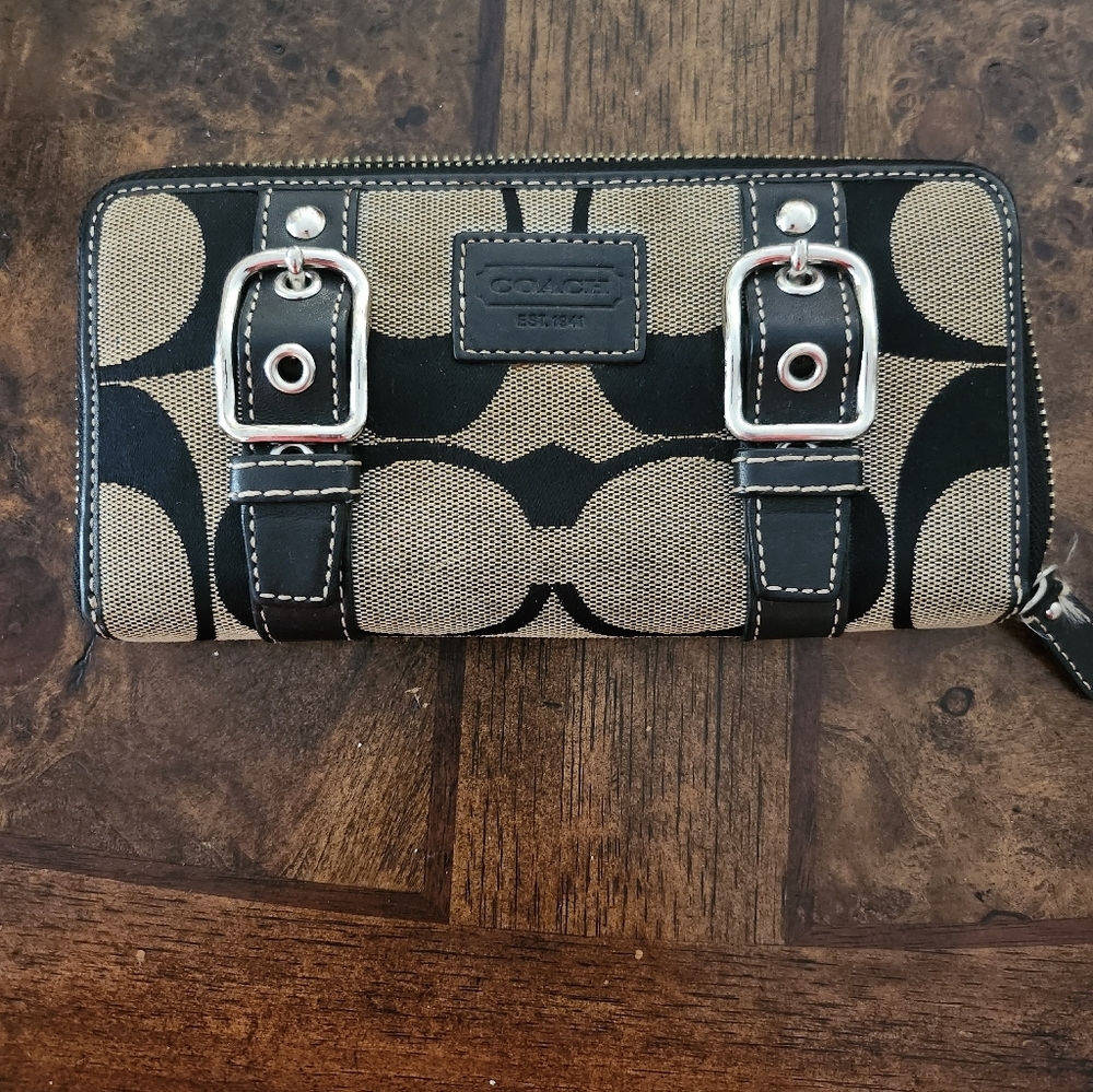 Coach Zoe Signature C zip-around continental clutch wallet